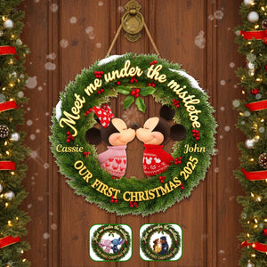 Kissing Couple Laurel Wreath Wood Sign - Personalized Gift For Couple Christmas Wood Sign 04HYMG091025